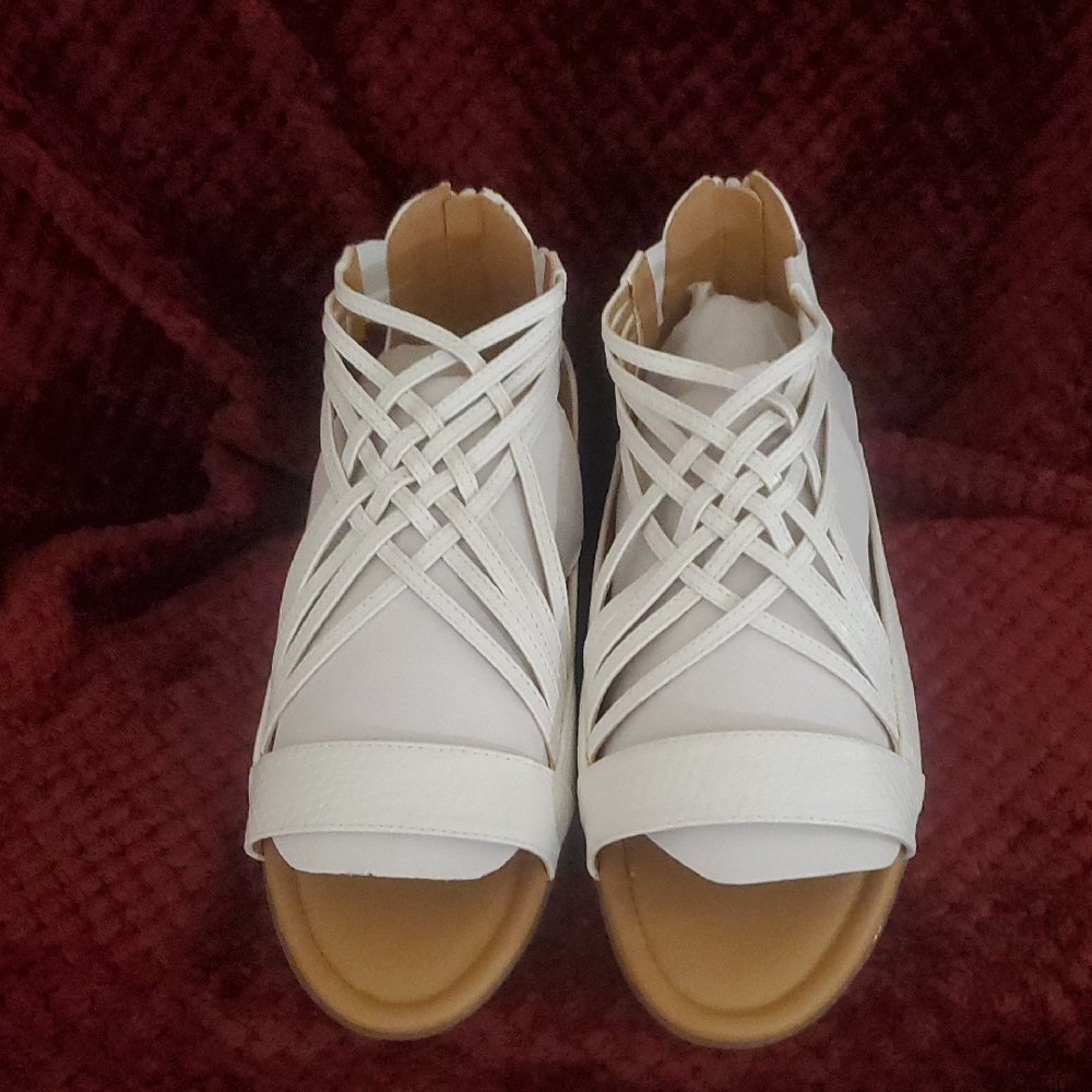 Comfortview White Strappy Sandals Size 10 1/2.
